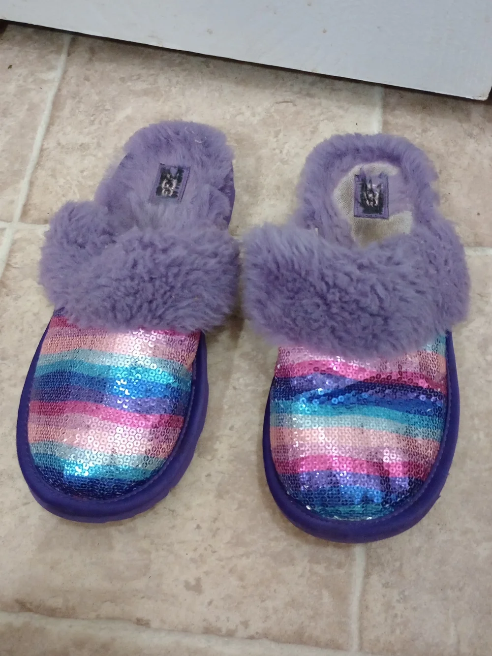 UGG slippers ina purple shearling lining Size 6